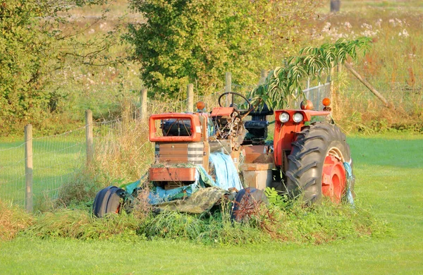 Bir Zamanlar Işi Için Kullanılan Eski Terk Edilmiş Bir Traktör — Stok fotoğraf