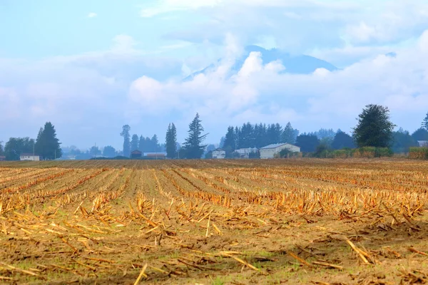 収穫が成功した後の山の谷での農業の絵のような景色と地域を取り巻く変化する秋の天候 — ストック写真