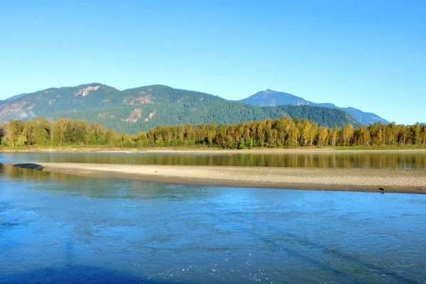 Scenic View Smooth Flowing River Rolling Mountains Backdrop Clear Blue — Stock Photo, Image