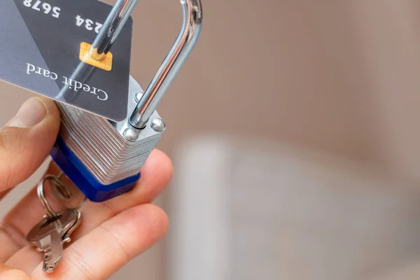 Mit Metallschloss Plastikkreditkarte in Nahaufnahme gesperrt — Stockbild Mit Metallschloss Plastikkreditkarte Nahaufnahme Gesperrt — Stockfoto