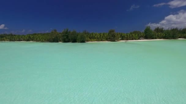 Drone over Stillehavet til Bora Bora – Stock-video