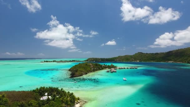 Drone přes oceán na Bora Bora — Stock video