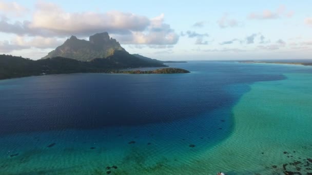 Drone uitzicht op Bora Bora — Stockvideo