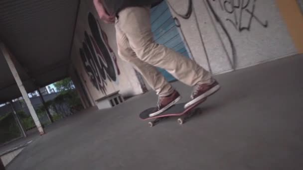 Скейтбордист трюк — стокове відео