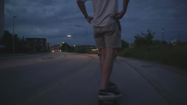 Skateboarder überholt — Stockvideo