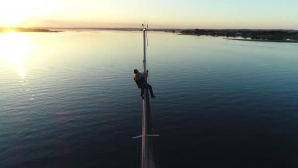 デンマークのユトランド半島に沈む夕日でマストにオーフス デンマーク 2018年 船乗り — ストック動画