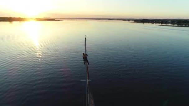 Matrose Klettert Mast Auf Segelboot Bei Sonnenuntergang — Stockvideo