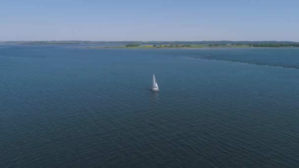 丹麦日德兰半岛水上的帆船 — 图库视频影像