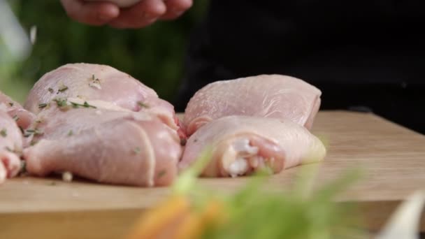 Kocken Krydda Kyckling Delar Med Blandade Örter Ombord — Stockvideo