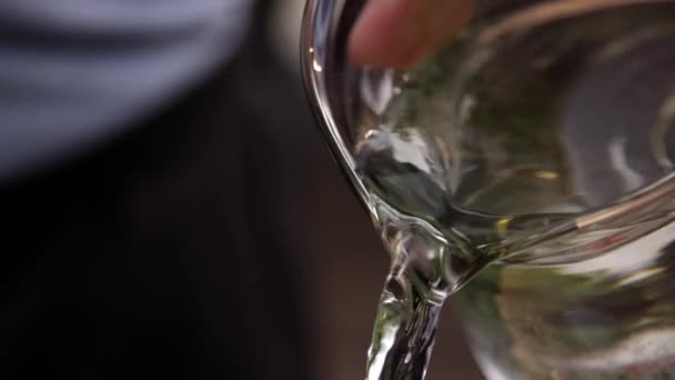 厨师从水罐里倒水 — 图库视频影像