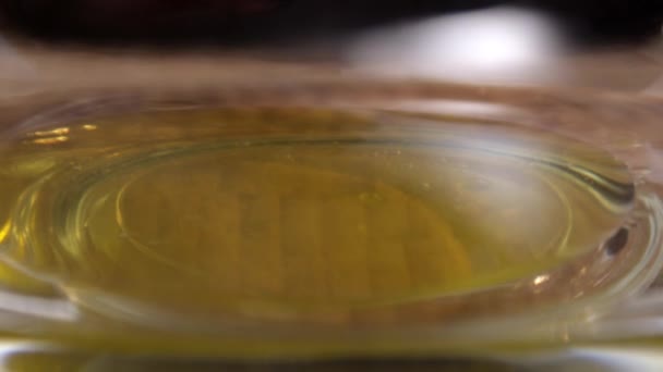 Kvasnice Spadající Olivového Oleje Vody Misce Zblízka — Stock video