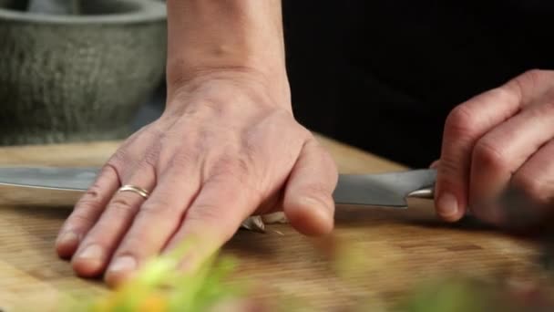 Chef Kok Voorbereiden Knoflook Snijplank Close — Stockvideo