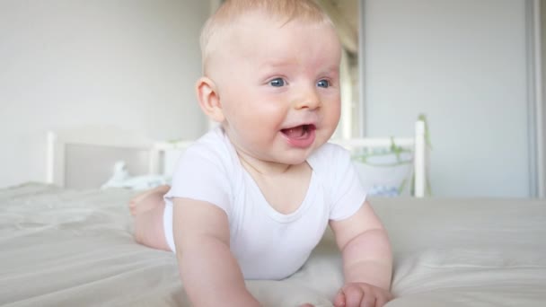 青い目をした赤ちゃんを笑う — ストック動画