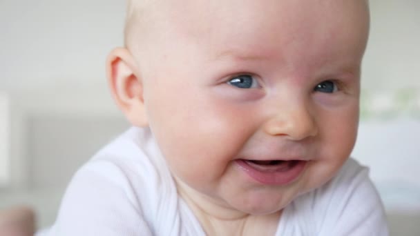 Mavi gözlü bebek çocuk — Stok video