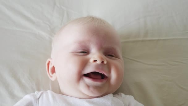 Laughing babyjongen — Stockvideo