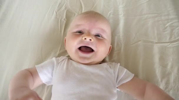 Смеющийся малыш — стоковое видео