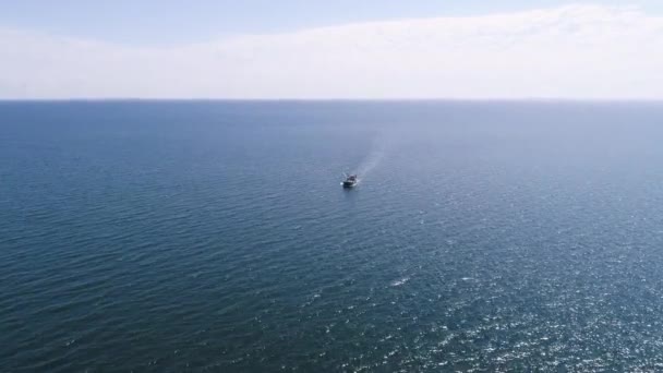 Вид беспилотника на лодку — стоковое видео
