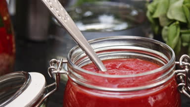 Passata, kavanoz için ulaşan Şef yakın çekim