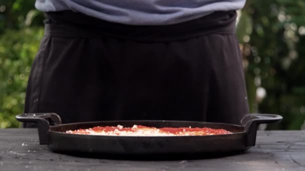 Chef Kok Beregening Kaas Pizza Close — Stockvideo