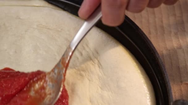 Chef Extendiendo Passata Sobre Masa Pizza Cerca — Vídeos de Stock