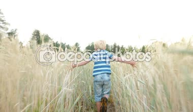 Kaçarken alanda çocuk