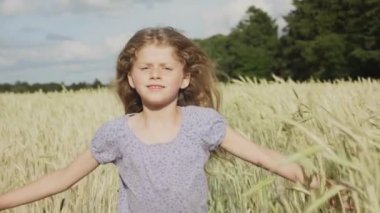 Koşan ağır çekim kız