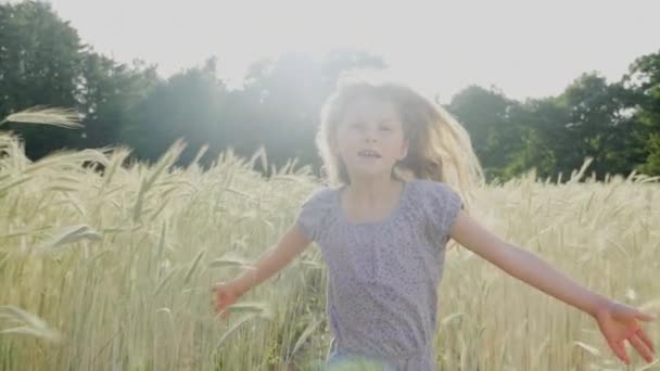 Chica de verano corriendo — Vídeo de stock