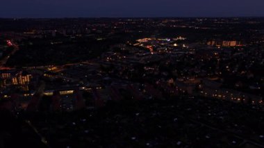 Alacakaranlıkta şehir drone uçuş üzerinde Aarhus, Danimarka