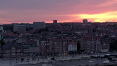 Drone uçuş Aarhus, Danimarka üzerinden gün batımında