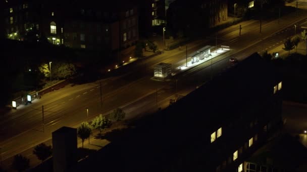 在丹麦的奥胡斯夜间无人驾驶飞机超过交通 — 图库视频影像