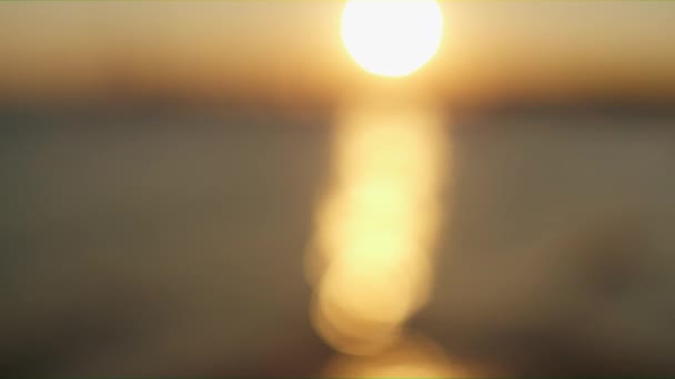 Schöne Reflexion Des Sonnenaufgangs Reflektiert Durch Das Ruhige Wasser Nahaufnahme — Stockvideo