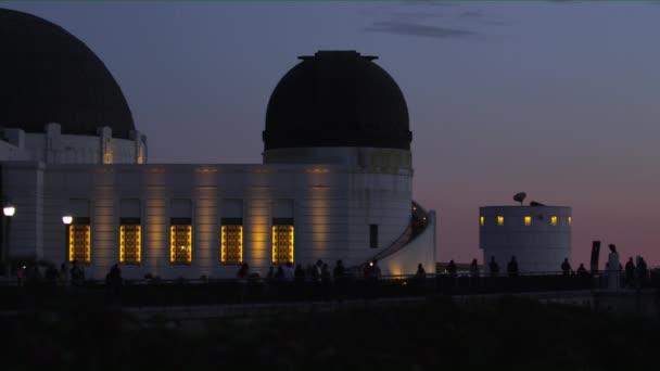 Shot Van Griffith Observatory Los Angeles Nachts Met Toeristen Verkennen — Stockvideo