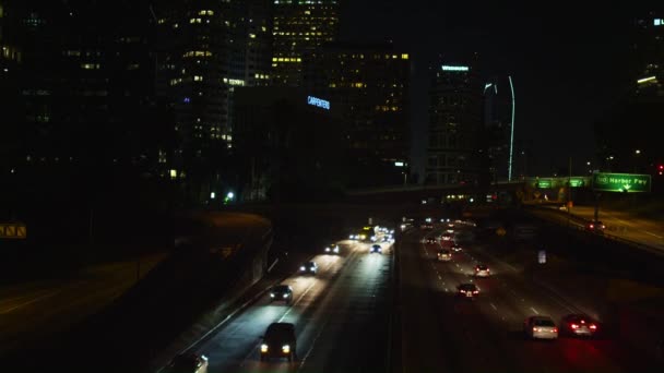 Strzał Powyżej Śródmieścia Los Angeles Freeway Nocy Budynków — Wideo stockowe