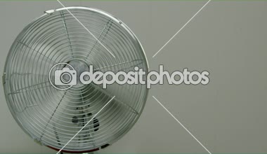 Büyük krom hayranı bir düz gri duvar sol tarafında switched-on.