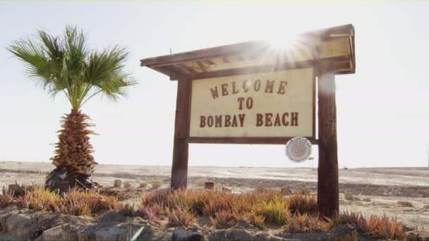 Een Welkom Bombay Beach Teken Dat Als Een Toeristische Attractie — Stockvideo