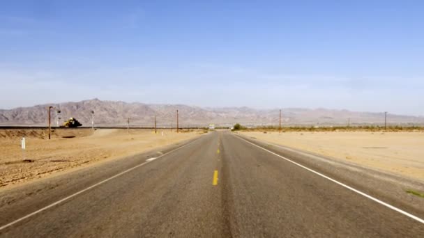 Por Mañana Temprano Coche Largo Una Pintoresca Carretera Del Desierto — Vídeos de Stock