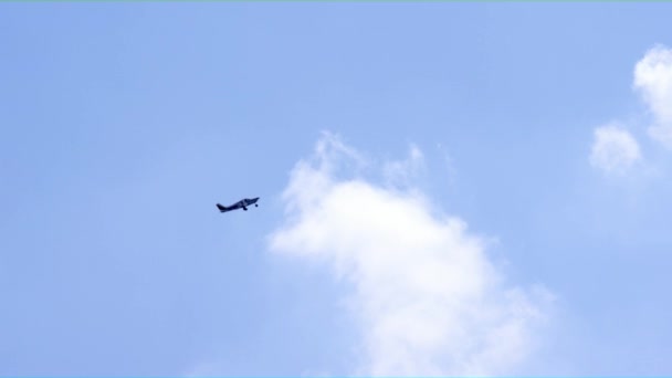Vídeo Uma Pequena Aeronave Privada Voando Para Longe Céu Azul — Vídeo de Stock
