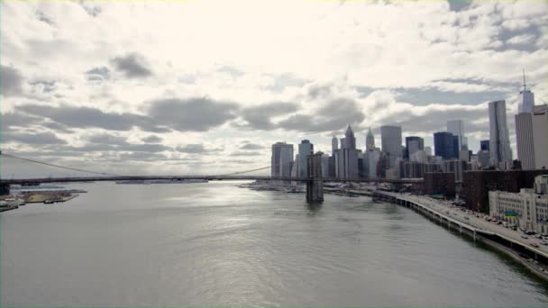 Настоящая Туристическая Достопримечательность Вид Нью Йоркский Skyline Бруклинский Мост Облачном — стоковое видео
