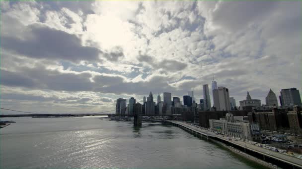 Uma Vista Panorâmica Ponte Brooklyn Arranha Céus Nova York Rua — Vídeo de Stock