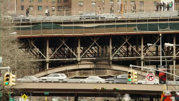 Trochu Silný Provoz Mostě New Yorku Pomocí Nízké Šikmý Snímek — Stock video