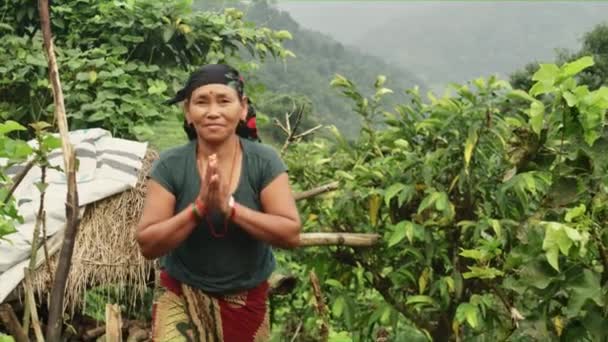 Nepal Septemder 2018 Une Femme Népalaise Émerge Cabane Pour Accueillir — Video