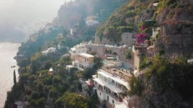 Lüks tatil beldelerinde Amalfi yol sürüş araba bir havadan görünümü.