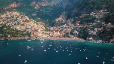 Deniz yelken lüks tekne ve Positano cliff grand havadan görünümü.