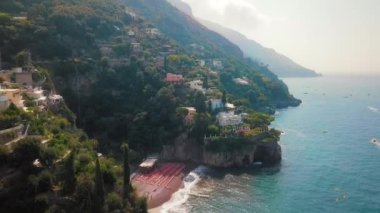 Positano tatil plaj spot cliff tarafından mükemmel bir havadan görünümü.