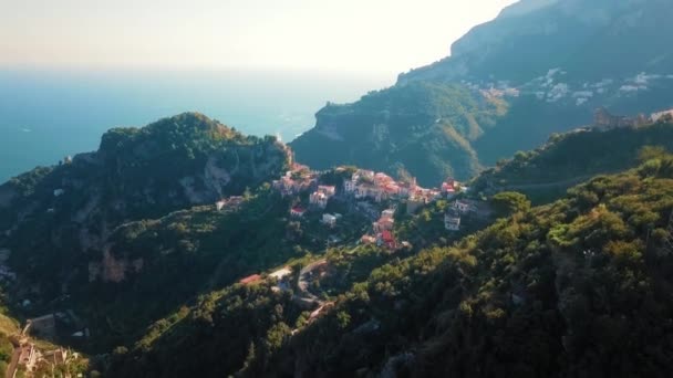 Úchvatný Pohled Vesnic Horách Nachází Pobřeží Amalfi Skutečnou Dovolenou Místo — Stock video