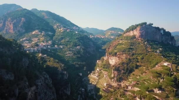 Impresionante Vista Los Pueblos Las Montañas Ubicadas Costa Amalfi Verdadero — Vídeos de Stock