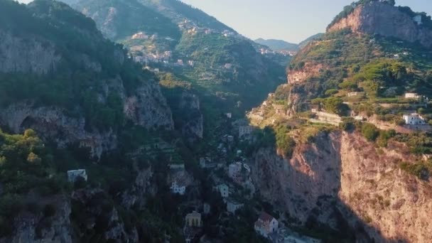 Tiro Aéreo Aldeia Nas Montanhas Amalfi Sua Incrível Arquitetura Residencial — Vídeo de Stock