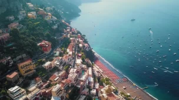Een Luchtfoto Van Positano Amalfi Kust Met Luxejacht Boot Langs — Stockvideo