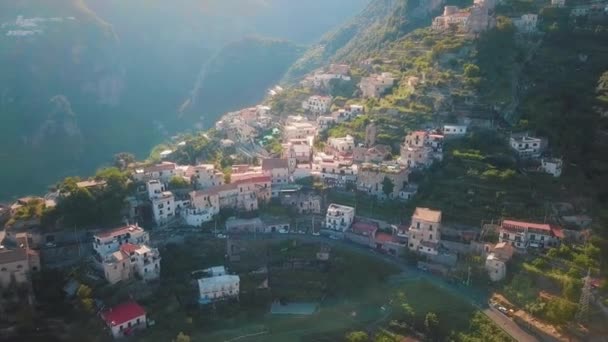 Luftaufnahme Des Bergdorfes Amalfi Mit Einem Blick Auf Die Sonnenuntergangsstrahlen — Stockvideo