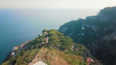 Amalfi doğa Turizm harika siteleri görebilirsiniz gösterilen güzel bir manzara olduğunu.